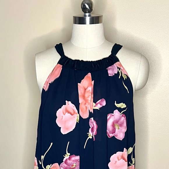 Halter style tie back dresses - Picture 2 of 8